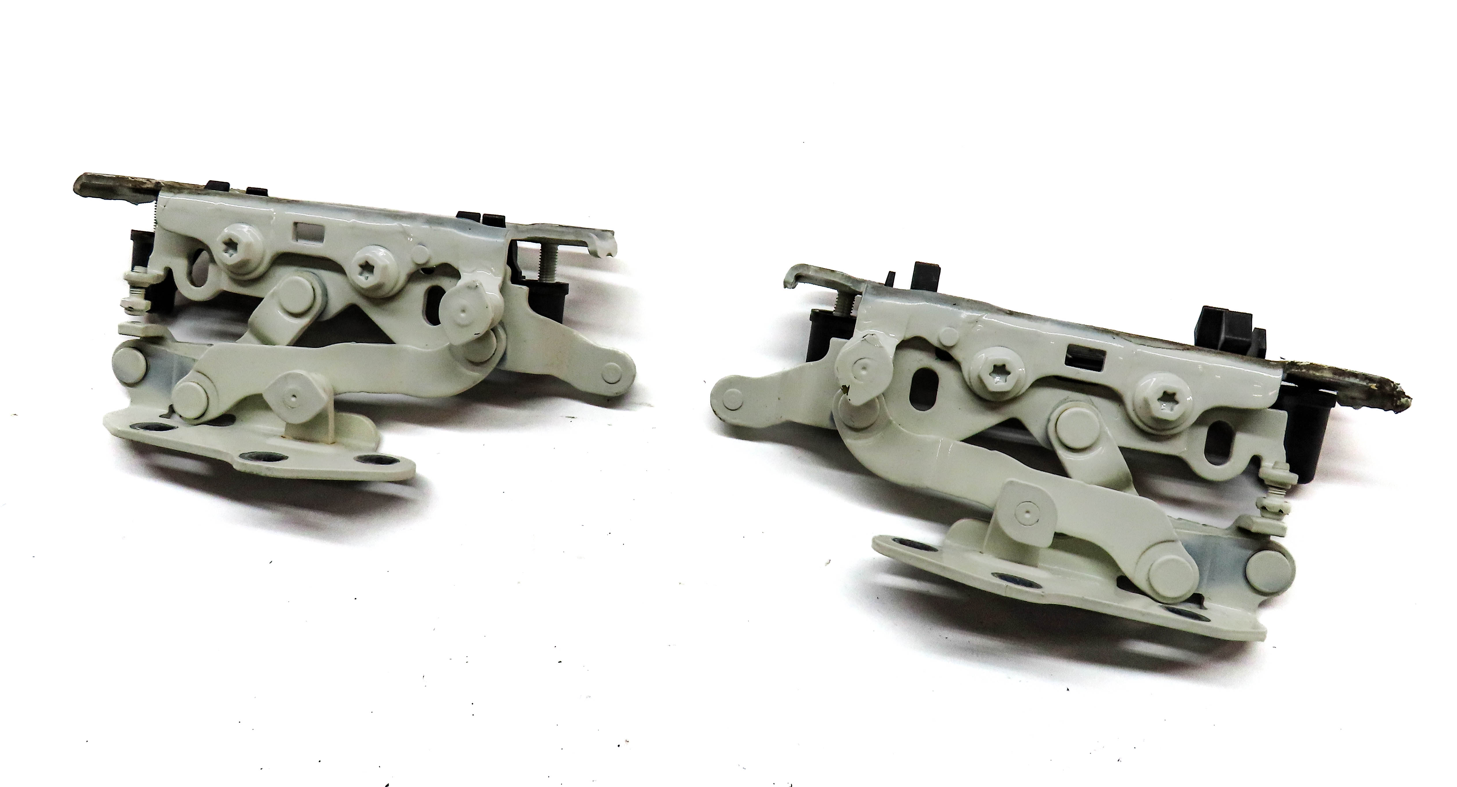 10-17 MERCEDES C250 C350 E250 E350 E400 E550 (C204 W212) HOOD HINGE SET (White) — exact item pictured